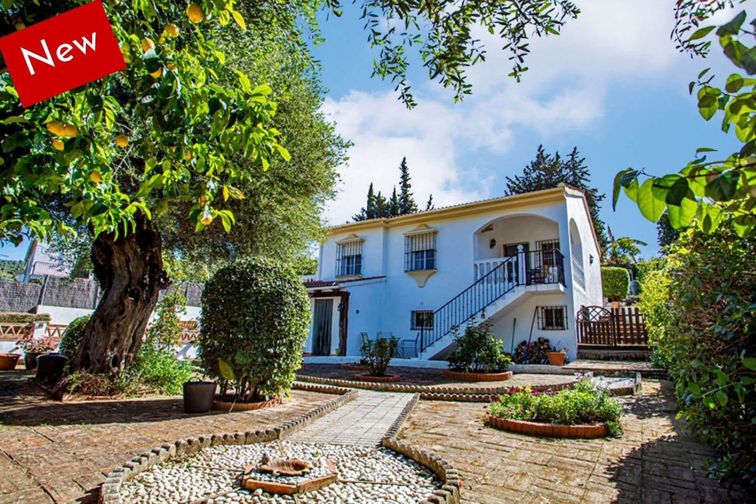 CHARMING COUNTRY VILLA - SWIMMING POOL , GARDEN, GARAGE