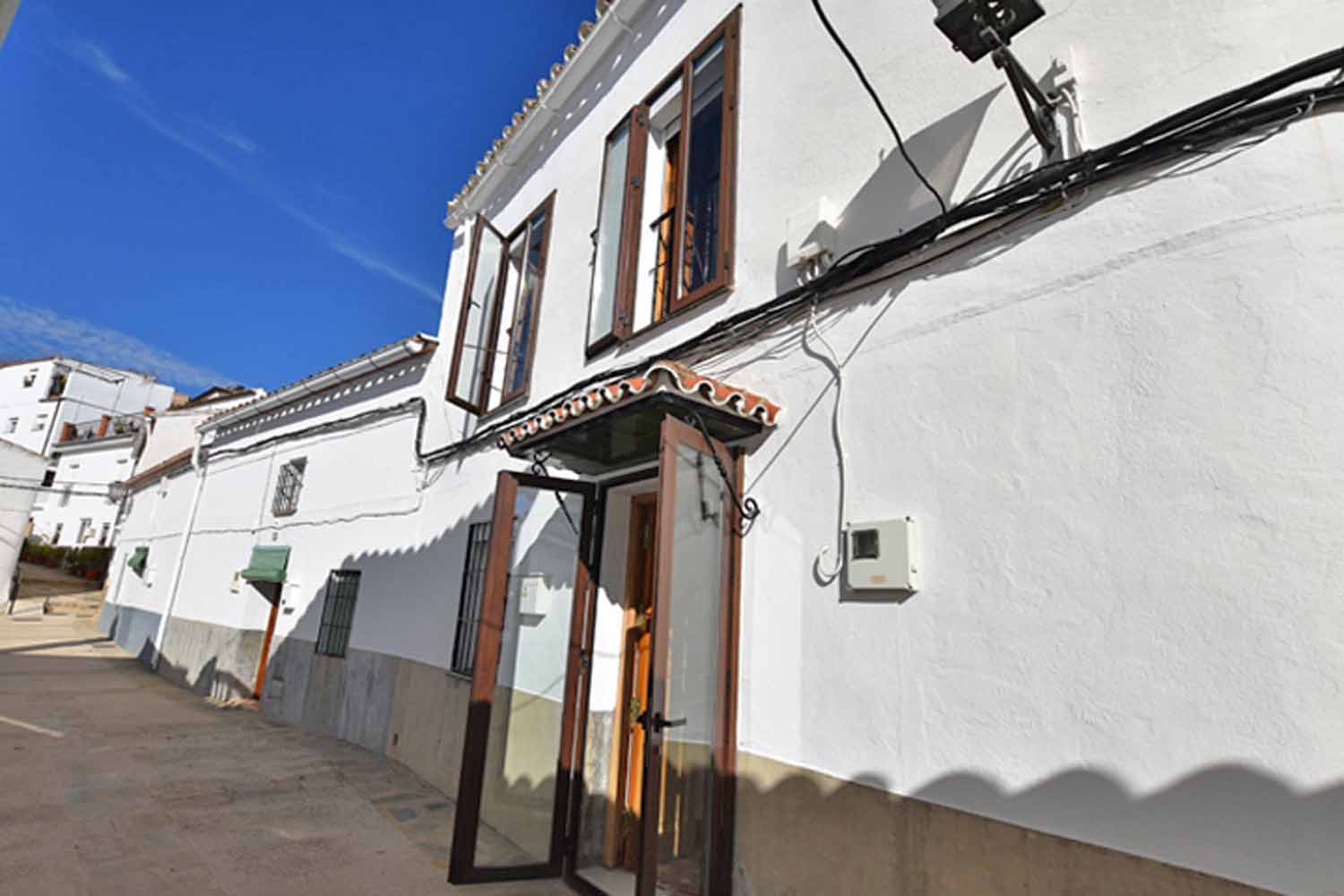 TRADITIONAL VILLAGE HOUSE - POTENTIAL TO ADD A ROOF TERRACE